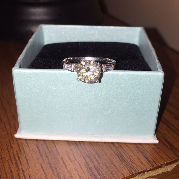 2.50 Ct colorless Mojssanite engagement ring - Picture 6 of 7